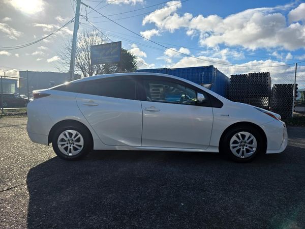 2016 Toyota Prius 5D S Model with Reversing Camera ! Carousel 10