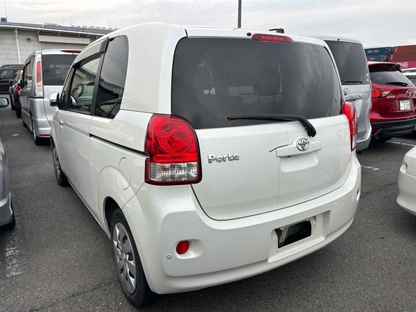 2013 Toyota Porte G Carousel 1