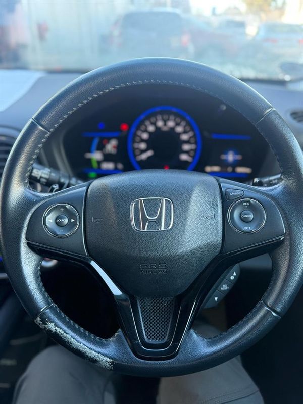 2015 Honda Vezel Hybrid with Reversing Camera ! Carousel 2