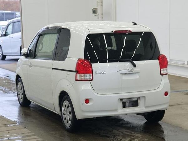 2013 Toyota Porte G Carousel 3
