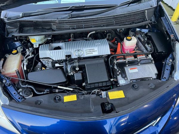 2012 Toyota Prius ALPHA S Carousel 7