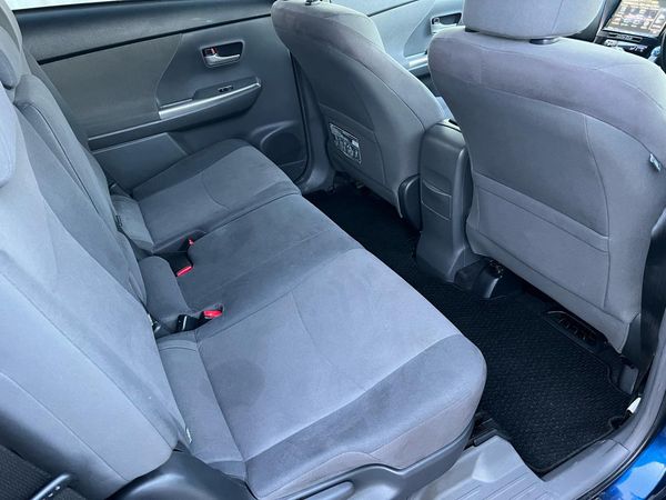 2012 Toyota Prius ALPHA S Carousel 5