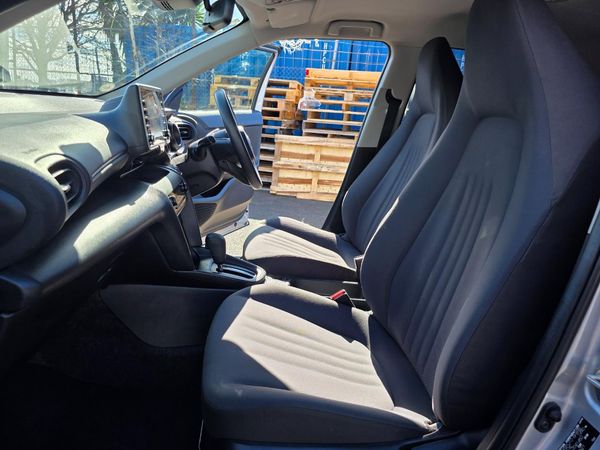 2022 Toyota YARIS CROSS Hybrid X with Reversing Camera, Parking Sensors, Cruise Control ! Carousel 13