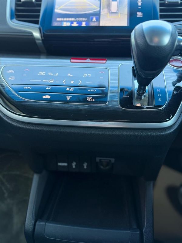 2013 Honda Odyssey Absolute, Half Leather Seat, Cruise Control, Reversing Camera ! Carousel 1