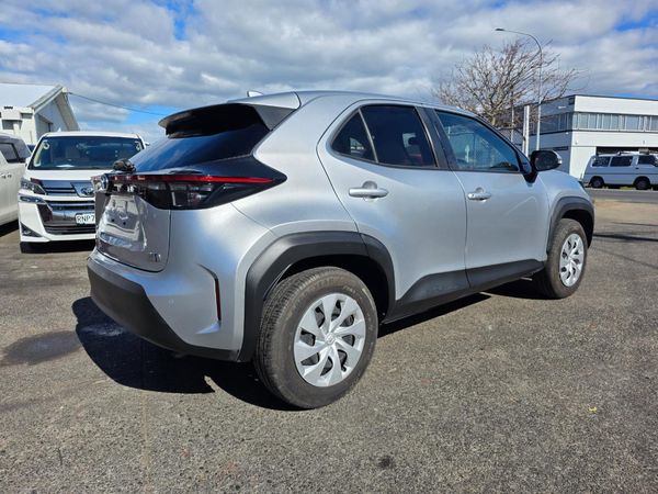 2022 Toyota YARIS CROSS Hybrid X with Reversing Camera, Parking Sensors, Cruise Control ! Carousel 4