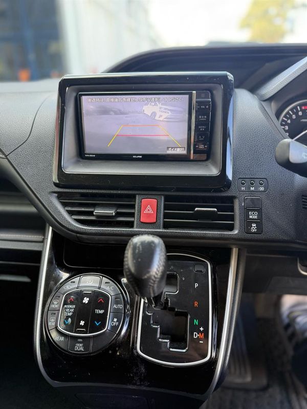 2015 Toyota ESQUIRE XI Carousel 1