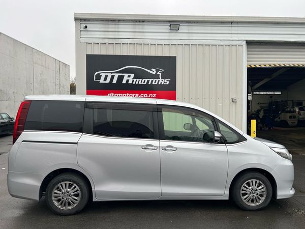 2015 Toyota ESQUIRE XI Carousel 15