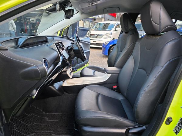 2016 Toyota Prius Newshape Hybrid with Reversing Camera, Parking Sensors, Cruise Control ! Carousel 5