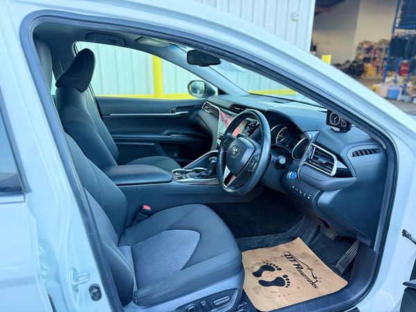 2017 Toyota Camry 4D G Carousel 5