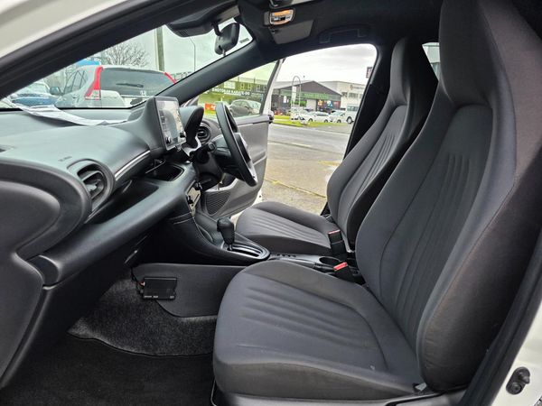 2021 Toyota Yaris Hybrid X with Reversing Camera, Parking Sensors, Cruise Control ! Carousel 6