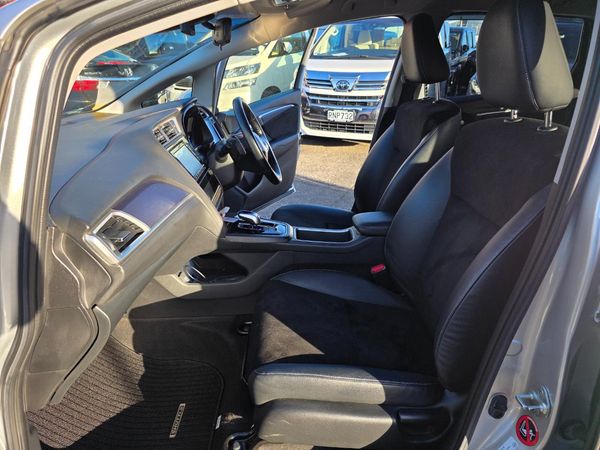 2015 Honda Fit Shuttle Hybrid X with Reversing Camera, Cruise Control Low Kms ! Carousel 7