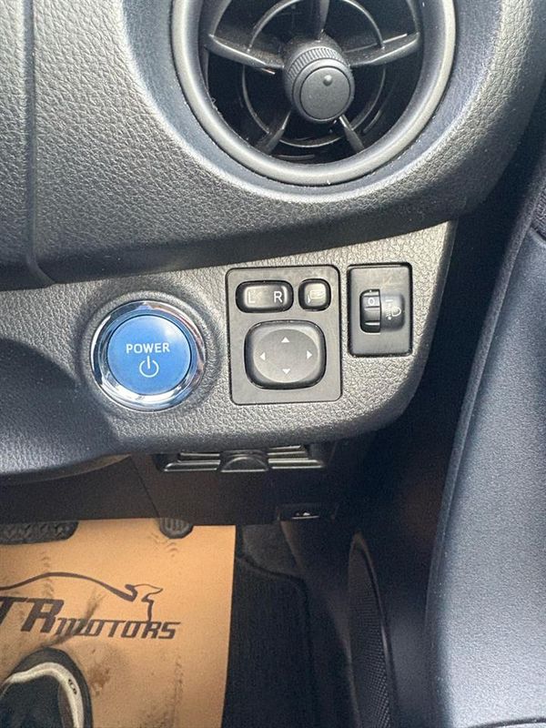 2017 Toyota Vitz hybird Carousel 3