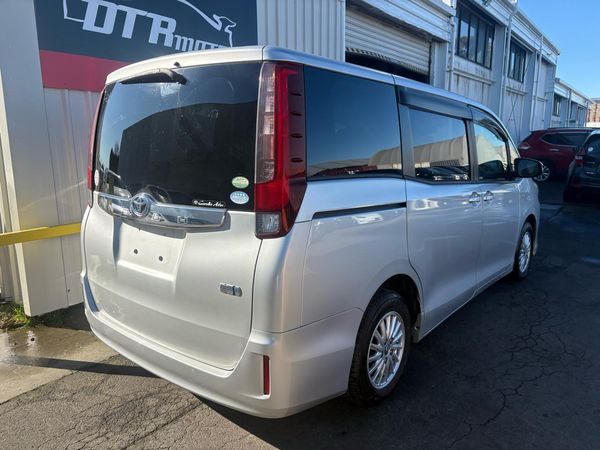 2015 Toyota Noah HYBRID G Carousel 11