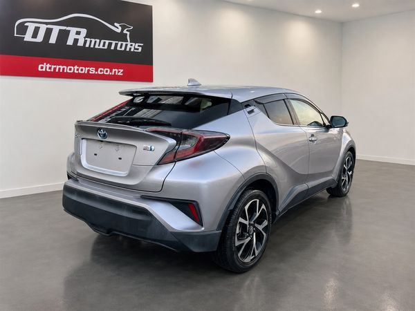 2017 Toyota C-HR G Model Carousel 12