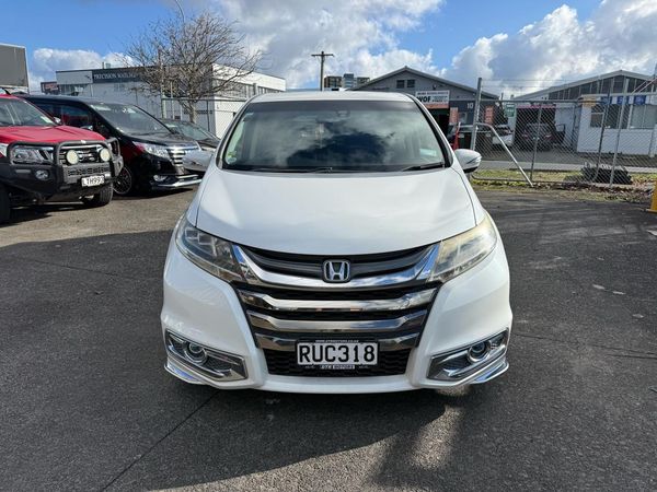 2014 Honda Odyssey Absolute 7 Seaters with Reversing Camera, Cruise Control, Half Leather Seats !