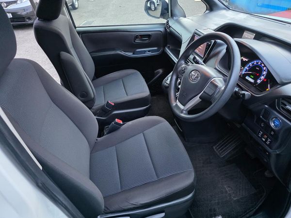 2014 Toyota Noah Hybrid 7 Seaters with Reversing Camera, Parking Sensors ! Carousel 6