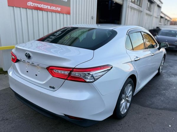 2017 Toyota Camry 4D G Carousel 14