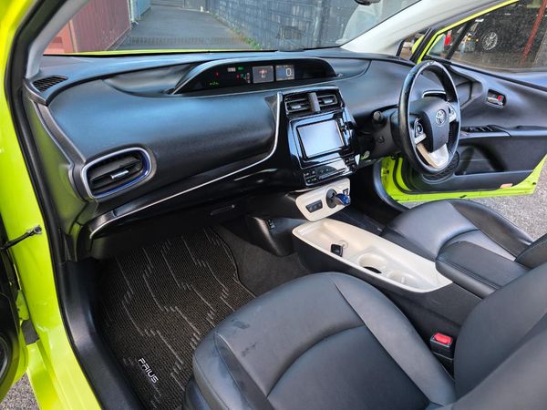 2016 Toyota Prius Newshape Hybrid with Reversing Camera, Parking Sensors, Cruise Control ! Carousel 6