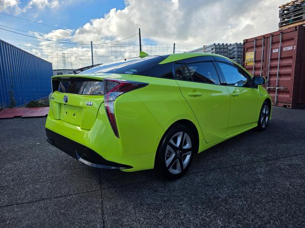 2016 Toyota Prius Newshape Hybrid with Reversing Camera, Parking Sensors, Cruise Control ! Carousel 11