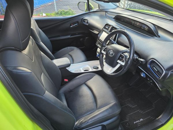 2016 Toyota Prius Newshape Hybrid with Reversing Camera, Parking Sensors, Cruise Control ! Carousel 2