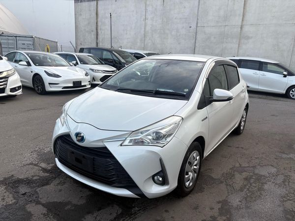 2017 Toyota Vitz hybird Carousel 10