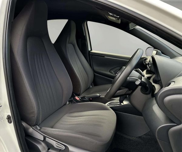 2021 Toyota Yaris Hybrid Carousel 10