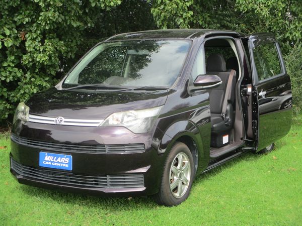 2016 Toyota Spade F Carousel 11