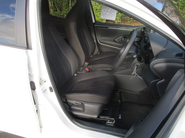 2021 Toyota Yaris Hybrid Carousel 8