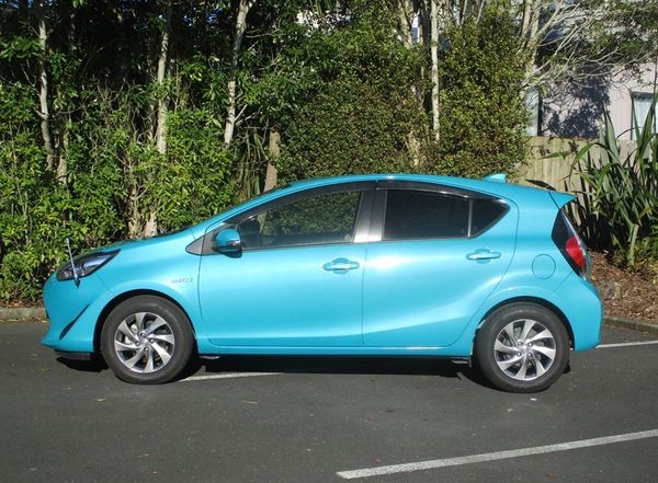 2017 Toyota Aqua G Carousel 14
