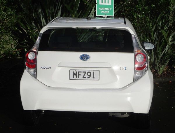 2013 Toyota Aqua Carousel 14