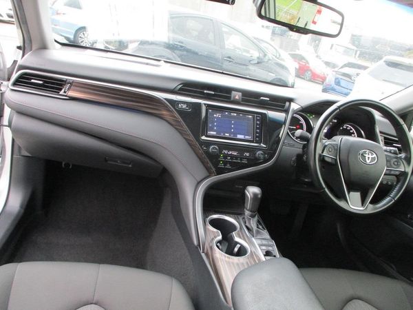 2021 Toyota Camry Hybrid Carousel 6
