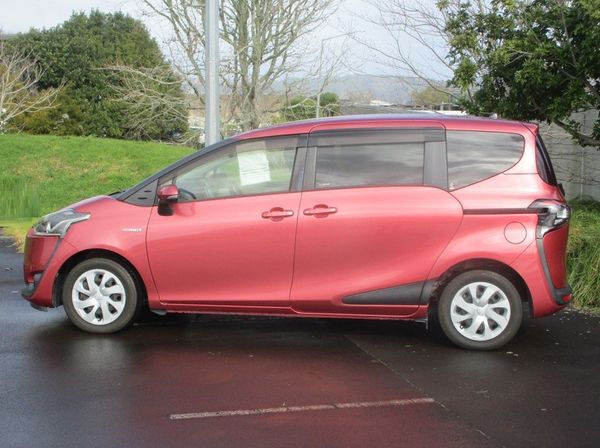 2016 Toyota Sienta Hybrid Carousel 11