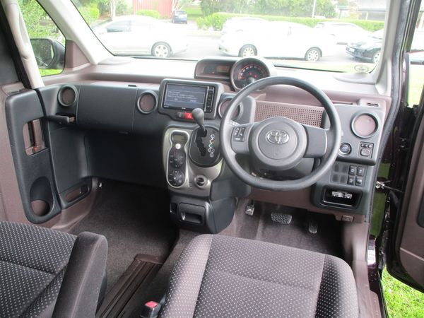 2016 Toyota Spade F Carousel 7