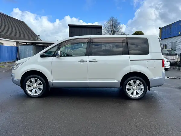2010 Mitsubishi Delica D5 Carousel 7