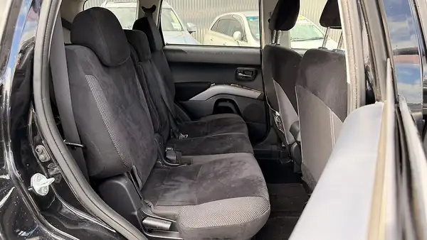 2011 Mitsubishi Outlander 7 Seater family SUV Carousel 2