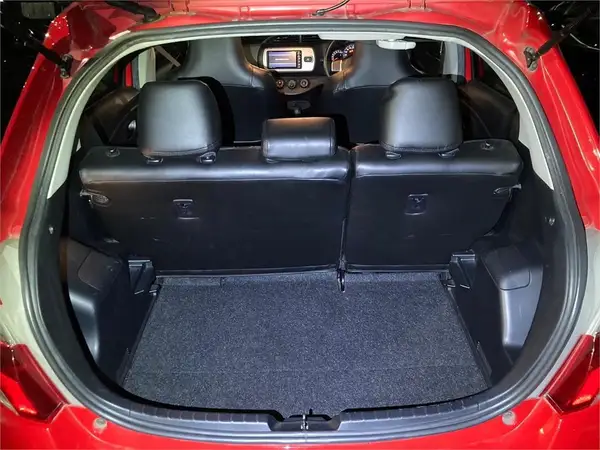 2015 Toyota Vitz F Carousel 2