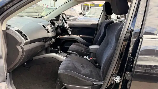 2011 Mitsubishi Outlander 7 Seater family SUV Carousel 3