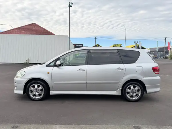 2002 Toyota Ipsum 240i 7Seater, 1Owner, Dark Interior, Low kms Carousel 3