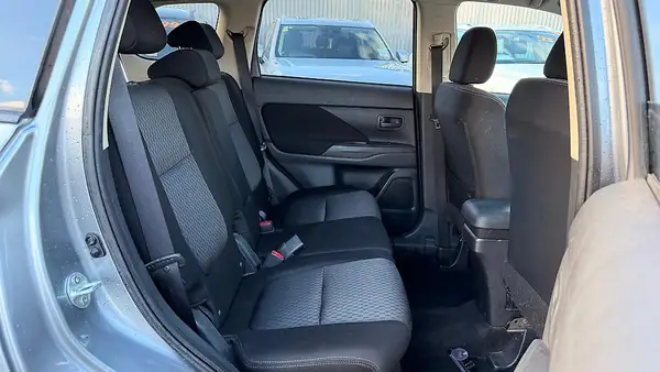 2014 Mitsubishi Outlander LS 2.0P Carousel 1