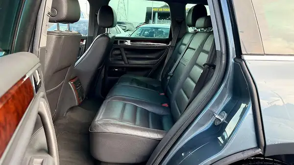 2004 Volkswagen Touareg V6 4WD Carousel 1