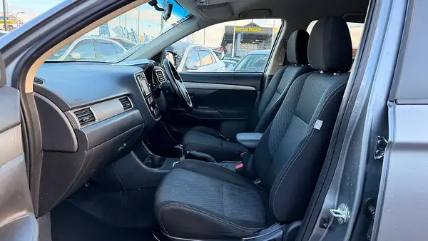 2014 Mitsubishi Outlander LS 2.0P Carousel 2