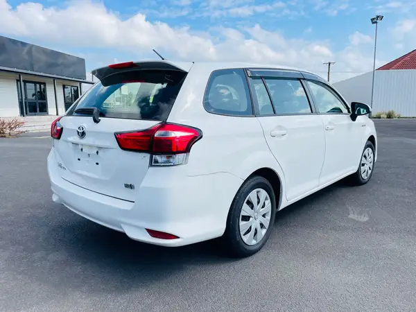 2017 Toyota Corolla FIELDER Carousel 3