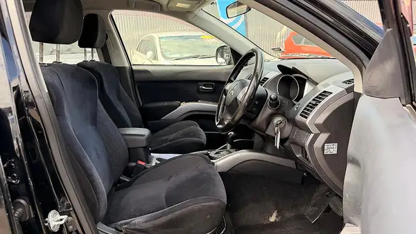 2011 Mitsubishi Outlander 7 Seater family SUV Carousel 4