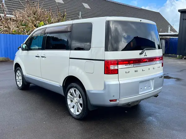 2010 Mitsubishi Delica D5 Carousel 6