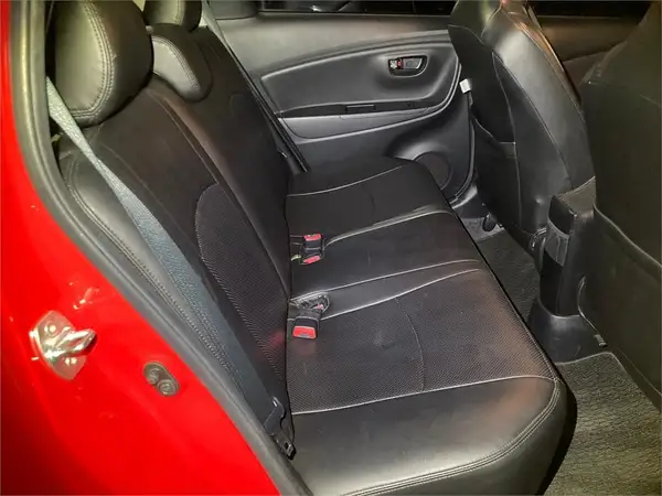 2015 Toyota Vitz F Carousel 3