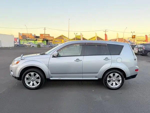 2008 Mitsubishi Outlander 4WD, V6 Executive, Great Family Car, 5 Seater Carousel 2