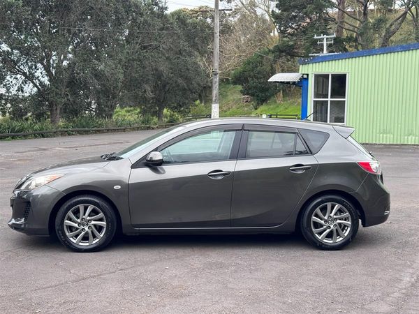 2012 Mazda Axela Super Low Kms/ Dark Interior Carousel 3
