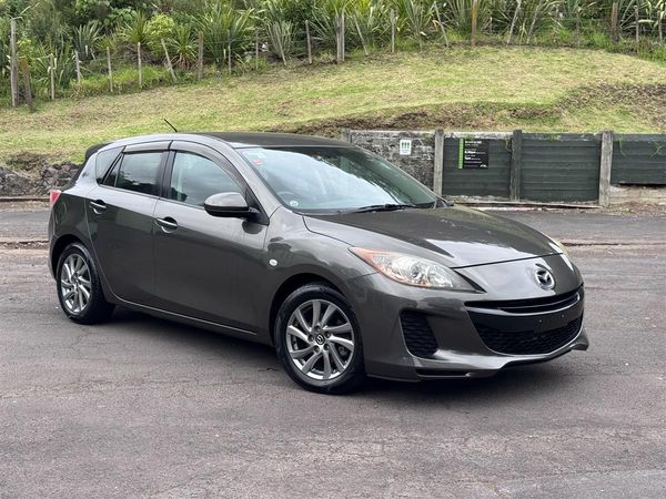 2012 Mazda Axela Super Low Kms/ Dark Interior