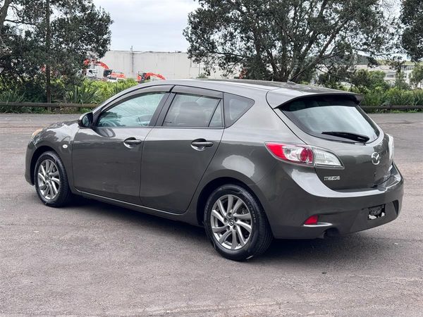 2012 Mazda Axela Super Low Kms/ Dark Interior Carousel 4