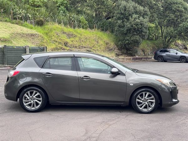 2012 Mazda Axela Super Low Kms/ Dark Interior Carousel 8